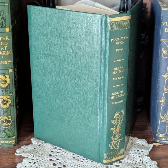 VINTAGE Hardcover Romance Treasury collection Green and Gold Book - Picture 4 of 4